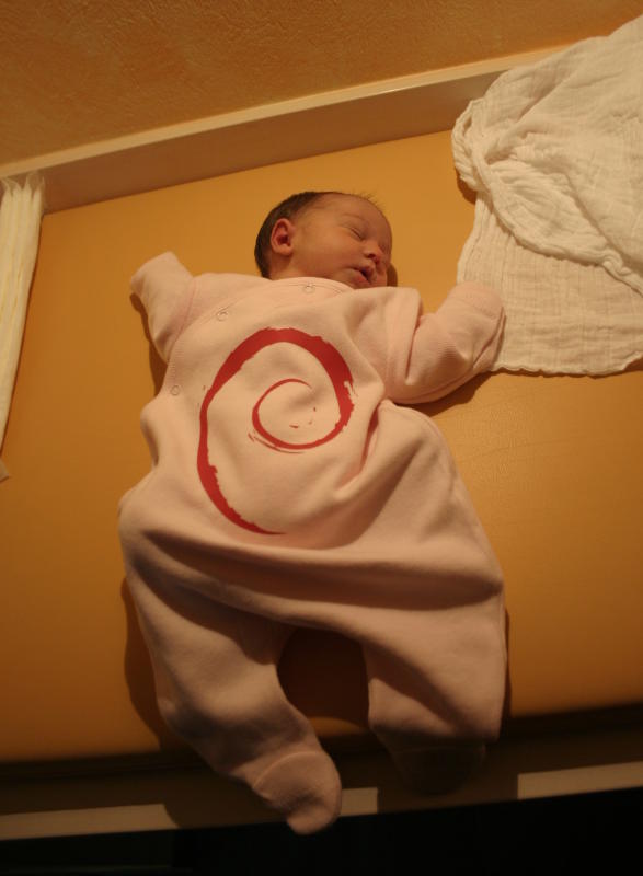 Pia im Debian Strampler